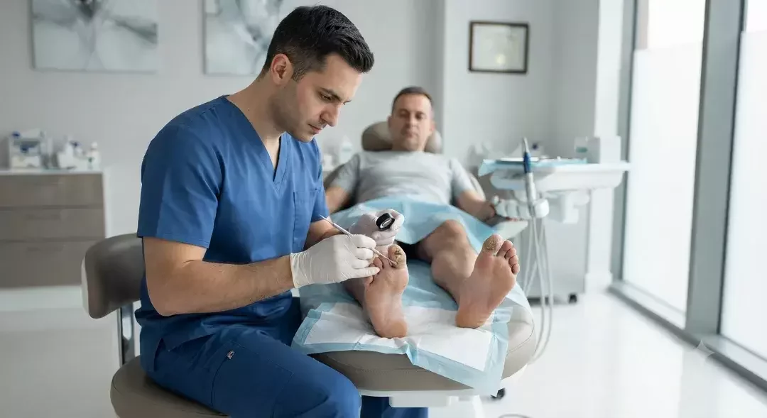 Hongo en las uñas de los pies: síntomas, causas y tratamiento